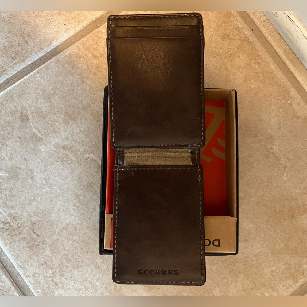Dockers Men’s brown leather wallet -  Used but okay - Picture 4 of 7